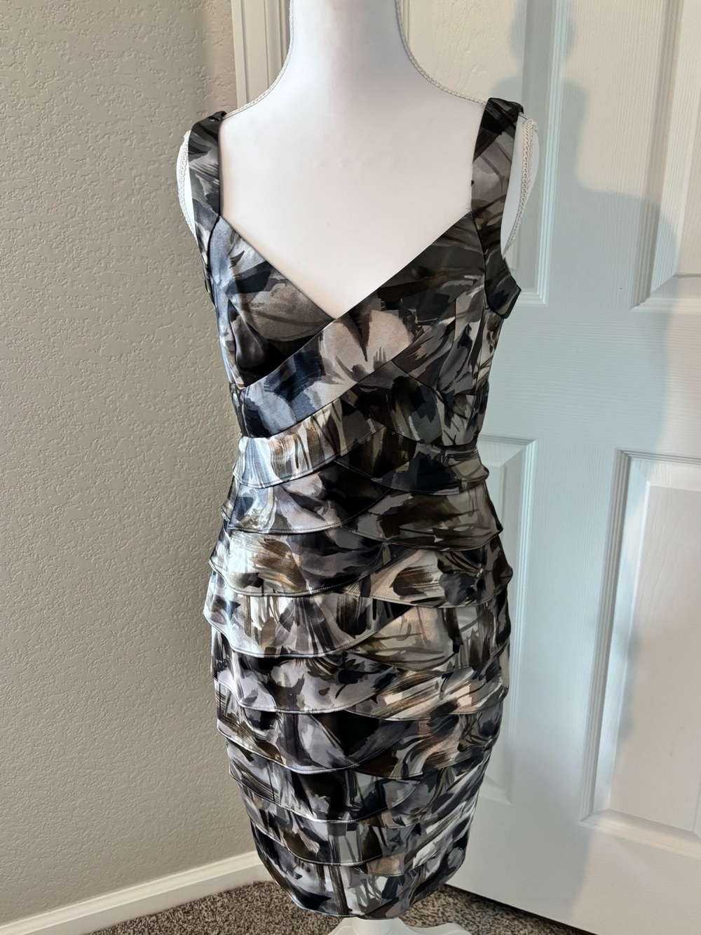 London Times Abstract Tiered Midi Dress - size 6P